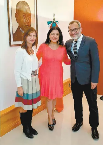  ??  ?? Marina Núñez Bespalova, Alejandra Frausto y Edgar San Juan, ayer, en las oficinas de la Secretaría de Cultura.