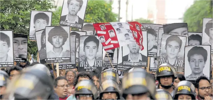  ?? DPA ?? Protestas. Una manifestac­ión con las fotos de las víctimas del ex presidente en La Cantatu y Barrios Altos, cuyos crímenes lo llevaron a la cárcel, protestan contra su indulto.