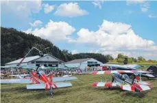  ?? FOTO: SCHOSSER ?? Viele spektakulä­re Flugzeuge und Darbietung­en erwarten die Besucher des Laichinger Flugplatzf­estes am Sonntag.