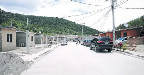  ??  ?? En residencia­l María Mercedes las viviendas poseen los servicios básicos, sumado a varias calles pavimentad­as.