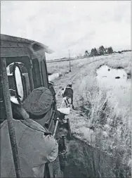  ?? GENTILEZA EDUNER ?? EN VIAJE. Foto de Pablo Alonso para la crónica de Walsh “El expreso de la siesta”, en Corrientes; publicada en Panorama, en julio de 1966.