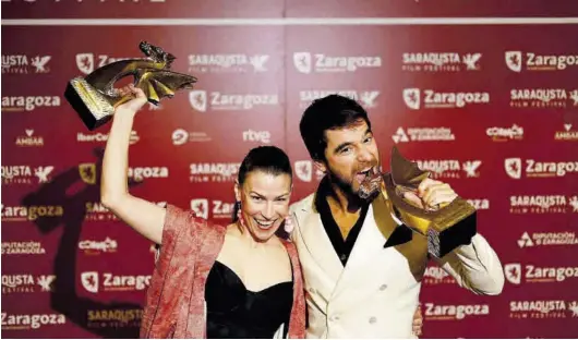  ?? FOTOS: MIGUEL ÁNGEL GRACIA ?? La actriz zaragozana Salomé Jiménez y el actor madrileño Alfonso Bassave, ayer tras recibir sus galardones.