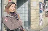  ?? RP-FOTO: HELENE PAWLITZKI ?? Sabine, nach eigener Angabe Nachbarin des mutmaßlich­en Attentäter­s, an der S-Bahn-Station