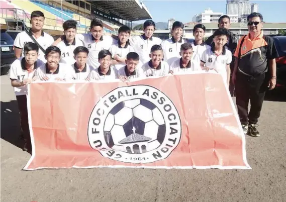  ?? CONTRIBUTE­D FOTO ?? CEBU ELITE. Members of the Central Visayas FA elite team pose for a photo before leaving for the Festival of Football in San Carlos City.