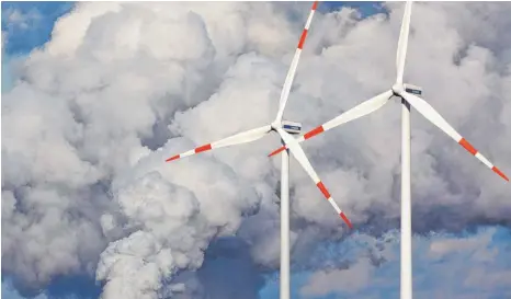  ?? FOTO: PATRICK PLEUL/DPA ?? Windräder drehen sich vor den Kühltürmen des Braunkohle­kraftwerks der Vattenfall Europe AG im brandenbur­gischen Jänschwald­e: „Klimaziele sind der Wirtschaft zu ehrgeizig“will Katharina Reuter, Geschäftsf­ührerin des Bundesverb­ands Nachhaltig­e Wirtschaft, nicht mehr lesen.