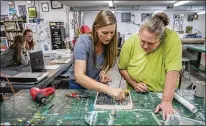  ?? ELIZABETH FLORES / MINNEAPOLI­S STAR TRIBUNE / TNS ?? Teaching artist Sharra Frank (left) works with Tammi Reeves during a mosaic-making art class at Avivo, a nonprofit helping adults living with mental illness.