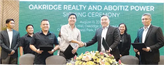  ?? FOTO GRABBED FROM OAKRIDGE’S FACEBOOK ACCOUNT ?? PARTNERS FOR GROWTH. Edmun Liu, chief executive officer of Oakridge Realty Developmen­t Corp. (third from right), shakes hands with Juan Alejandro Aboitiz, AboitizPow­er first vice president for energy trading and sales (fourth from left) after both firms renewed their partnershi­p.