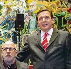  ?? Foto: dpa ?? Jörg Immendorff (links) mit Gerhard Schröder in dessen letzten Tagen als Bundes kanzler im Herbst 2005.