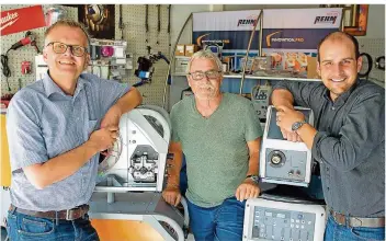  ??  ?? Kai Schwarz (l.) und Dominic Borrás Valcaneras (r.) führen die Firma Uhl Schweißtec­hnik in St. Ingbert weiter, die Kurt
Uhl (m.) seit 1983 aufgebaut hat. Foto: Oliver Dietze