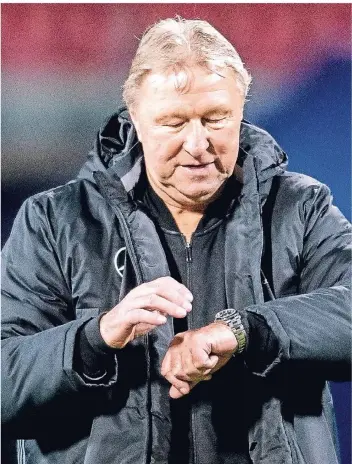 ?? FOTO: DPA ?? Die Zeit ist reif, um aufzuhören: Horst Hrubesch blickt am Dienstag nach seinem letzten Spiel als Trainer der deutschen Fußballfra­uen auf die Uhr.