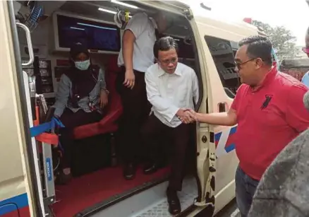  ?? [FOTO EDMUND SAMUNTING/BH] ?? Mohd Shafie tiba di Kompleks Mahkamah Kota Kinabalu dengan menaiki ambulans dari Hospital Queen Elizabeth, petang semalam.