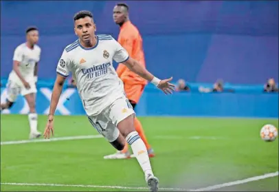  ?? ?? Rodrygo celebra el gol que marcó en el minuto 80 para iniciar la remontada madridista en la eliminator­ia.