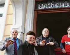  ?? Foto: Felicitas Macketanz ?? Auch Ziemetshau­sens Bürgermeis­ter Anton Birle (links) ist beim Faschingst­rubel am Rathaus dabei.
