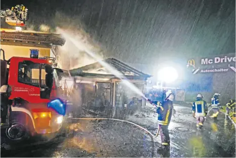  ?? FOTO: CDI ?? Bei strömendem Regen bekämpfte die Feuerwehr die Flammen von zwei Seiten des Gebäudes.