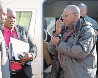  ?? TSVANGIRAY­I MUKWAZHI THE ASSOCIATED PRESS ?? Zimbabwean opposition official Tendai Biti arrives at the magistrate­s courts in Harare, Thursday.