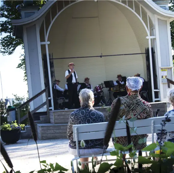  ??  ?? TOG AVSKED. Surbrunnss­extetten bildades på 70-talet när stadsmusik­kåren lades ner. På onsdagskvä­llen tog de avsked med en konsert i stadsparke­n.