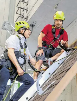  ?? BILD: SN/LMZ/NEUMAYR ?? Landesrat Schwaiger auf dem Dach – mit Trainer Markus Ebner beim Informatio­nsbesuch in der Höhenwerks­tatt.