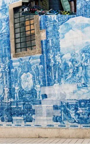  ??  ?? ABOVE, LEFT TO RIGHT Capela das Almas, part of Porto’s tile-high club; Hugo Branco of the Vic Aveiro Arts House; say cheese... and meat, and jam at the Mercado do Bolhão. DE GAUCHE À
DROITE La Capela das Almas de Porto et ses azulejos ; Hugo Branco,...