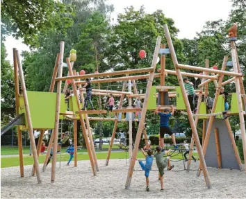  ??  ?? Der Spielplatz wurde von den Schülern gleich erkundet. Manche Erwachsene sorgen sich aber wegen der Höhe des Spielgerät­es. Fotos: Andrea Collisi