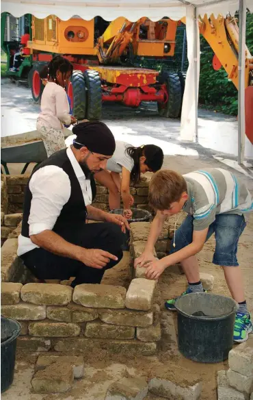  ?? Foto: Reinhard Schwarz ?? Wir bauen uns ein Haus: Omar Abdullah betreut Flüchtling­skinder und Mädchen und Jungen aus dem Stadtteil.