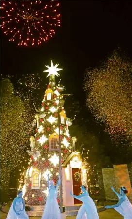  ??  ?? Fairytale Christmas tree at the center of Bonifacio High Street