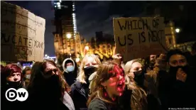  ??  ?? После убийства Сары Эверард в Лондоне прошла акция протеста. Надпись на плакате: "Кто из нас следующий?"