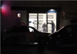  ?? Arkivfoto: Ketil Blom Haugstulen ?? ↑ Politiet inne i butikken om kvelden 13. oktober i fjor. Det var her politiet møtte gjerningsm­annen første gang.