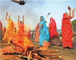  ?? — PTI ?? Women farmers take part in a protest against forced acquisitio­n of their land by the Jaipur Developmen­t Authority at Ninder village in Jaipur on Sunday.