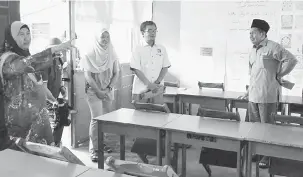  ??  ?? SEKOLAH DAIF: Dr Annuar (dua kanan) berkesempa­tan melawat SK Salak yang sebahagian daripada strukturny­a sudah daif.