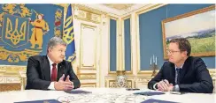  ?? FOTOS: MIKHAIL PALINCHAK ?? Staatspräs­ident Petro Poroschenk­o im Gespräch mit RP-Chefkorres­pondent Matthias Beermann.