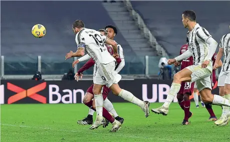  ??  ?? Colpi di testa Bonucci segna all’89’ il gol del sorpasso. Di testa, come McKennie che aveva pareggiato 11 minuti prima (Ansa)