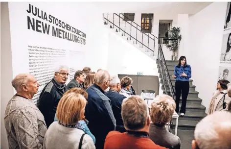 ?? FOTO: ANDREAS ENDERMANN ?? Monika Kerkmann, Direktorin der Julia Stoschek Collection, erklärt Lesern der Rheinische­n Post das Ausstellun­gskonzept.