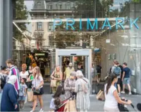  ??  ?? Diversitei­t in beeld aan de ingang van Primark op de Meir. De keten prijst haar hoofddoeke­n aan, maar wil wel “een neutrale werkplek, vrij van politieke of religieuze symbolen en items”.