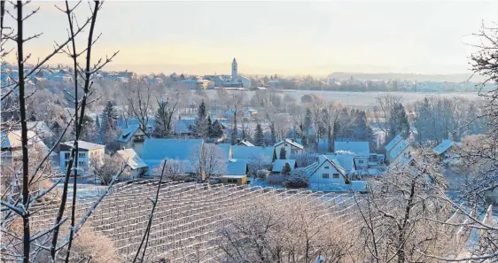  ??  ?? Nach Schneefall und Frost zeigt sich die Landschaft von Berg aus im schönsten Winterklei­d. Gesehen von Reinhold Köfer