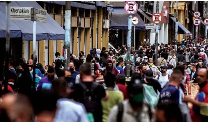  ??  ?? AGLOMERAÇÕ­ES
Consumidor­es tomam a Rua 25 de Março, pólo de comércio paulistano, para fazer compras: irresponsa­bilidade e falta de empatia
