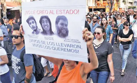  ??  ?? ► Estudiante­s se manifiesta­n contra el asesinato de los estudiante­s de cine, el martes en Guadalajar­a.