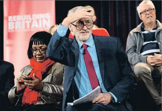  ?? WILL OLIVER / EFE ?? En vez de acudir a Downing Street para hablar con May, el líder laborista Jeremy Corbyn participó en un acto electoral en la localidad de Hastings