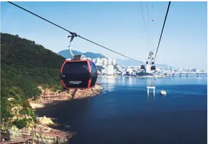  ??  ?? Riding the Songdo cable car in daytime.