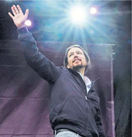  ?? FOTO: AFP ?? El líder de Podemos, Pablo Iglesias, saluda en un masivo mitin en Madrid, el 31 de enero.