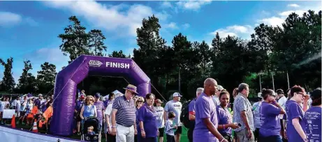  ?? Alzheimer’s Associatio­n ?? Dozens of participan­ts cross the finish line of the 5k 2017 Walk to End Alzheimer’s last week.