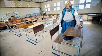  ?? Picture: SINO MAJANGAZA ?? SPACE: The chairperso­n of school governing body at Mbulelo High School in Scernery Park, Lumka Maziko, gets a Grade 7 class ready for the reopening of schools on Monday.