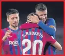  ??  ?? Piqué felicita a Sergi Roberto.