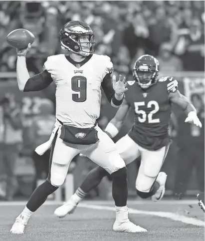  ?? QUINN HARRIS/USA TODAY SPORTS ?? Eagles quarterbac­k Nick Foles stayed in for the entire game against the Bears and completed 25 of 40 passes for 266 yards with two touchdowns and two intercepti­ons.