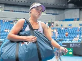  ?? REUTERS ?? Sofia Kenin leaves the court after losing her second round match to Kaia Kanepi.