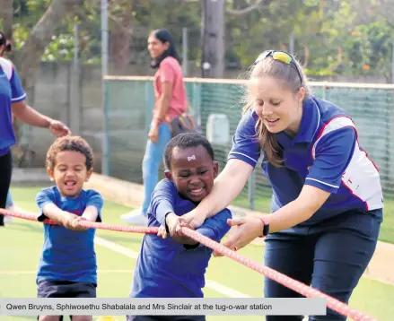  ?? ?? Qwen Bruyns, Sphiwoseth­u Shabalala and Mrs Sinclair at the tug-o-war station