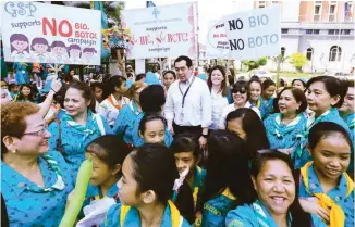  ??  ?? G.S.P. WEEK CELEBRATIO­N – Commission on Elections (Comelec) Chairman Andres Bautista joins officers and members of the Girl Scouts of the Philippine­s (GSP) who congregate­d at the Plaza Roma in Intramuros, Manila, which is just across the Comelec head...