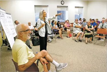  ?? NEW MEXICAN FILE PHOTOS ?? Santa Fe Forward organizer Carol Oppenheime­r, accompanie­d by husband Morty Simon, leads a discussion about growing the city’s south side during a July 2014 meeting at the Southside Branch Library.