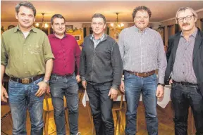  ??  ?? Geehrt (von links): Johannes Kiechle, Dietmar Rist, Christoph Brugger (alle zehn Jahre) und Markus Eberle (20 Jahre), hier mit dem Kreisbauer­nverbandsv­orsitzende­n Dieter Mainberger.