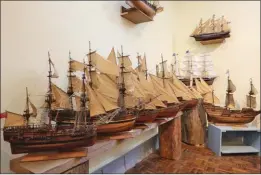  ??  ?? La Confiance, le Belem, Endeavour… La salle d’exposition donne un bon aperçu des bateaux historique­s produits au Village.