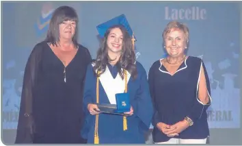  ?? —photo Stéphane Lajoie ?? Kyanna-Lee Lacelle s’est vu remettre la Médaille académique du Gouverneur général des mains d’Anne Laflamme, directrice de l’ÉSP Le Sommet et de Jeanne Charlebois, mairesse de Hawkesbury.